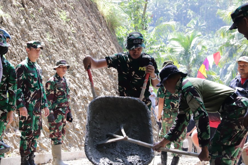 Angkong Jadi Andalan Gotong Royong TNI dan Warga Tak Kenal Lelah di Gumelem Kulon