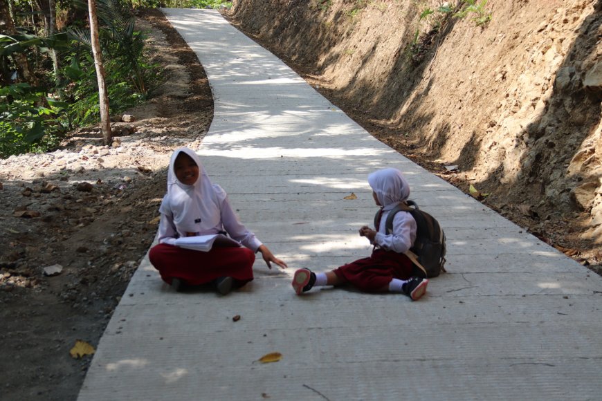 Pulang Sekolah Tak Lagi Sekadar Lewat Yubna dan Quin Nikmati Jalan Baru Hasil TMMD