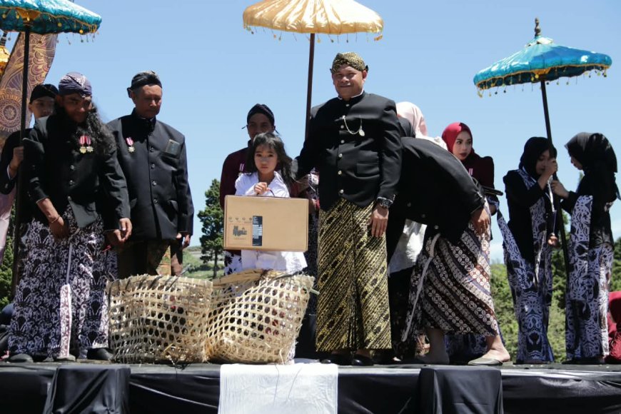 Dandim Banjarnegara Hadiri Prosesi Sakral Pemotongan Rambut Gimbal di Dieng Culture Festival 2026
