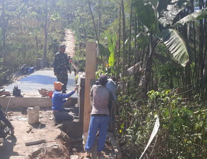 Dandim Banjarnegara Tinjau Pembangunan Jembatan Garuda Beton Sungai Jarompang