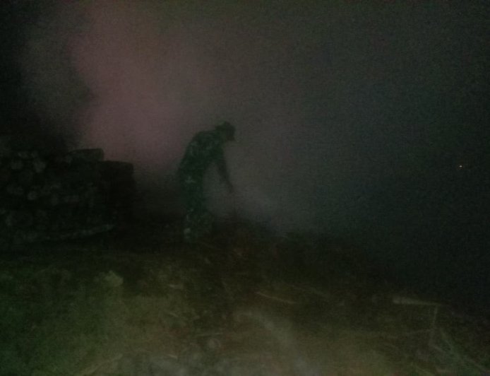 Kebakaran Limbah Penggergajian Kayu di Argasoka, Babinsa dan Damkar Bergerak ke Lokasi